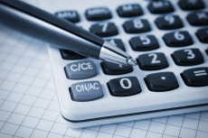 資金を計算しているイメージ