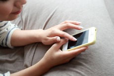 先輩の声を聞いているイメージ